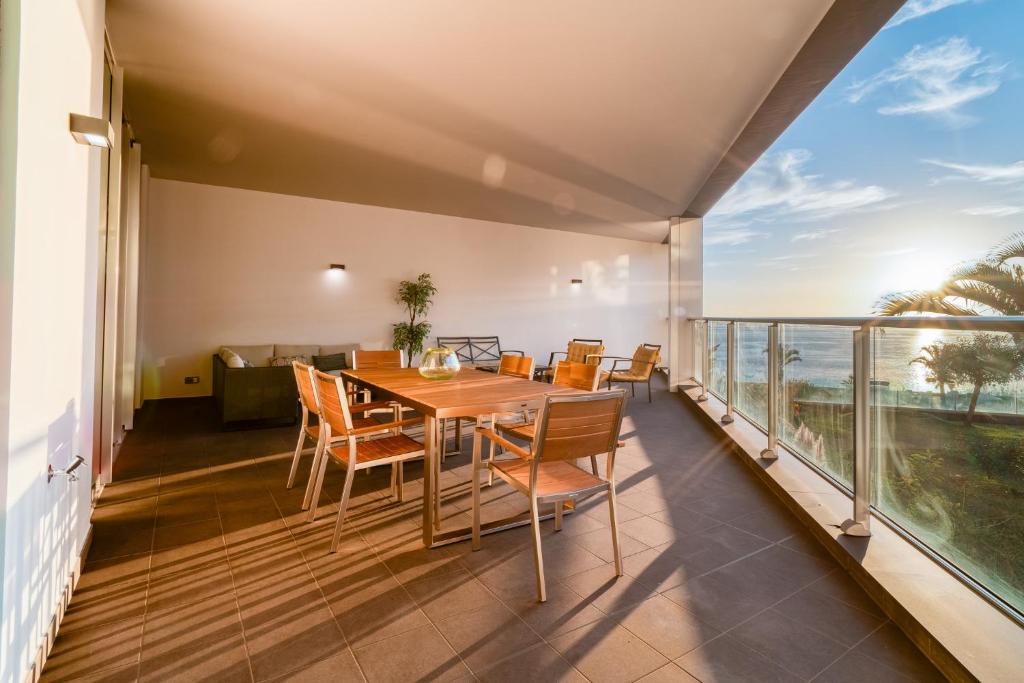 jadalnia ze stołem i krzesłami na balkonie w obiekcie Royal Sea View I - Two bedroom apartment w Funchal