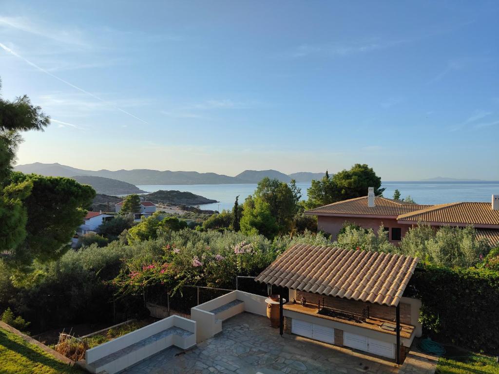 een huis met uitzicht op de oceaan bij Summer Breeze Villa in Saronic Gulf in Anavissos