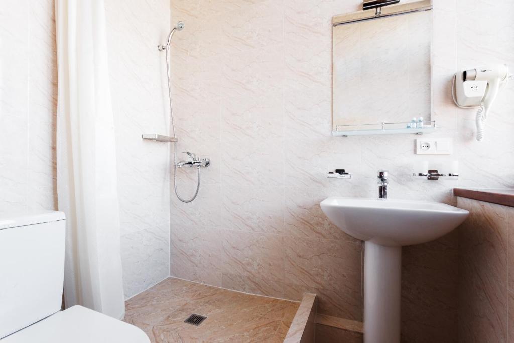 Salle de bains dans l'établissement Western Suites Hotel