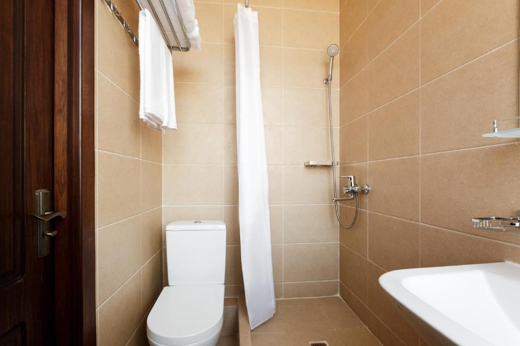 Salle de bains dans l'établissement Western Suites Hotel