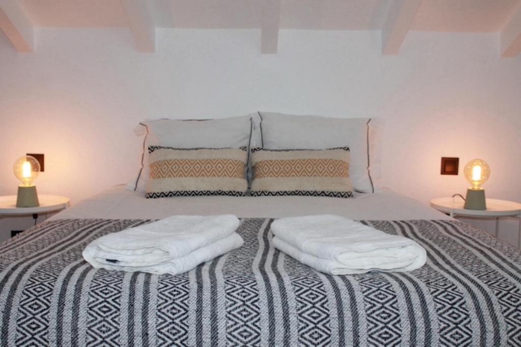 Postel nebo postele na pokoji v ubytování Grândola Suites - Suite Loft