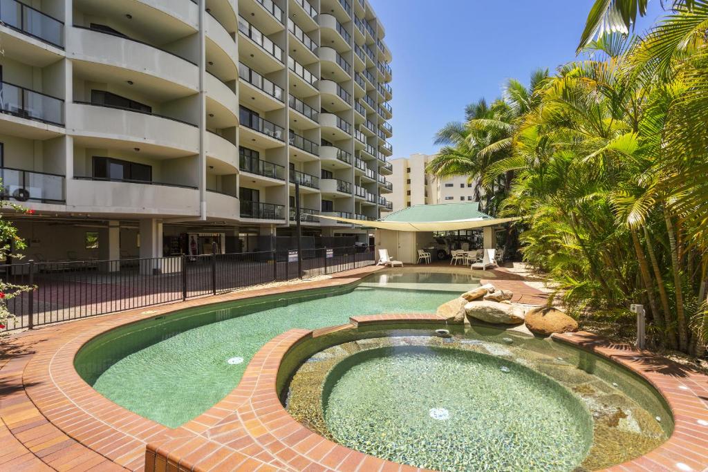 einem Pool vor einem Apartmentgebäude in der Unterkunft Aligned Corporate Residences Townsville in Townsville