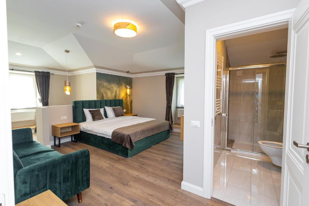 B59 BOUTIQUE HOTEL في كامبولونغ مولدوفينيسك: غرفه فندقيه بسرير وحمام