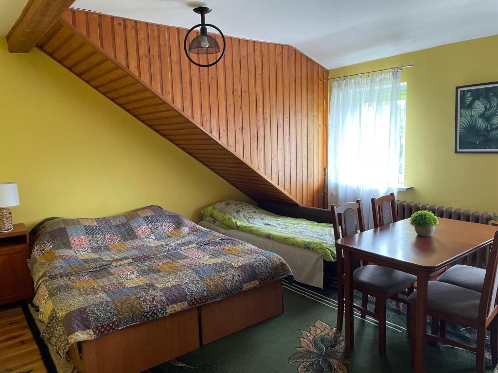 Postel nebo postele na pokoji v ubytování Domek Retro Karłów - Brda