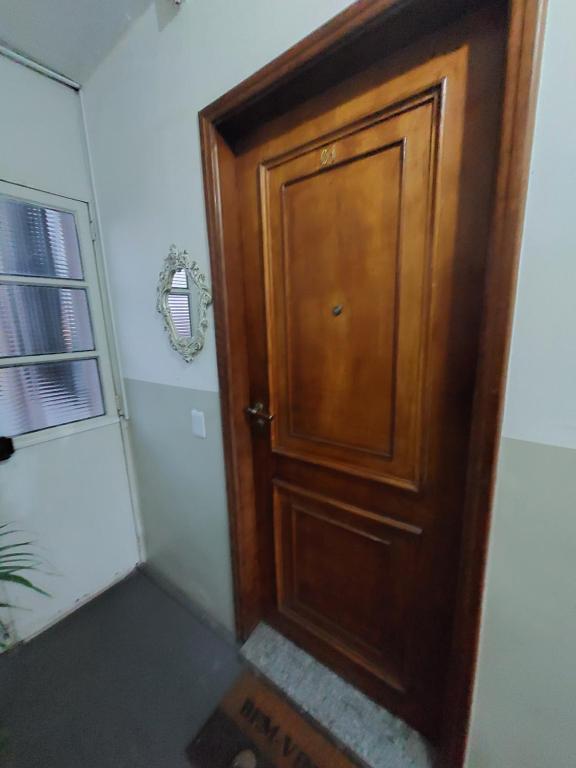 eine Holztür in der Ecke eines Zimmers in der Unterkunft Quarto Aconchegante! in Sorocaba