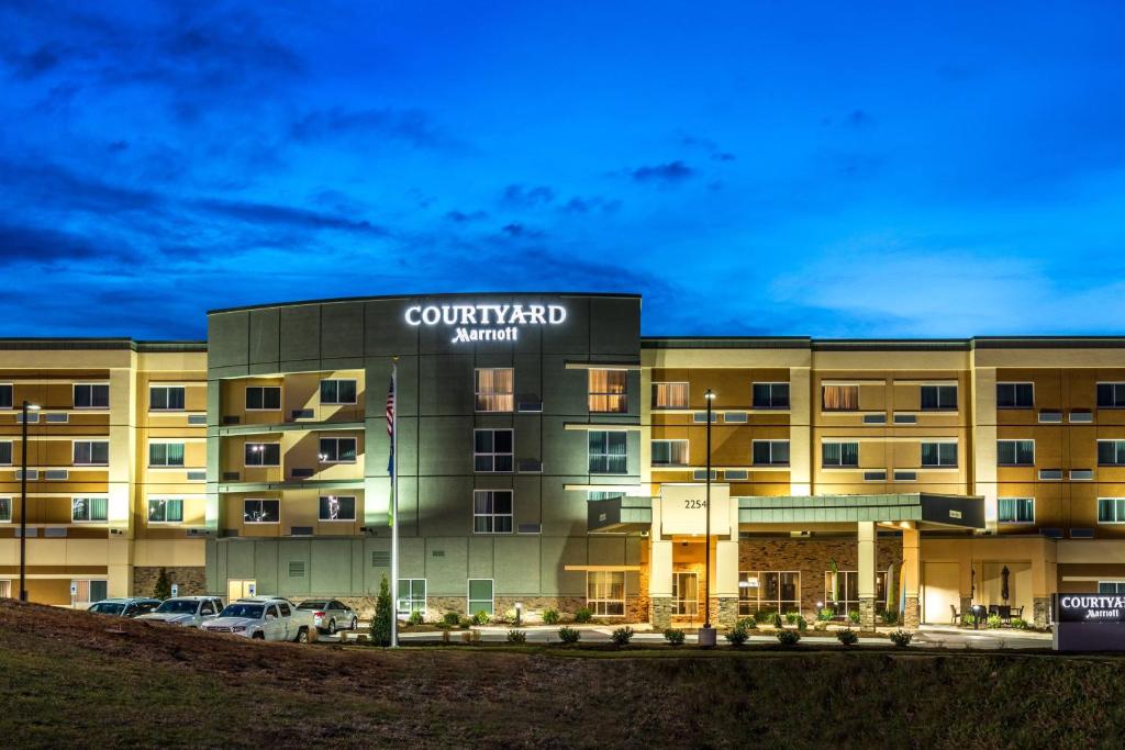 薩默塞特的住宿－Courtyard by Marriott Somerset，庭院旅馆在晚上的 ⁇ 染