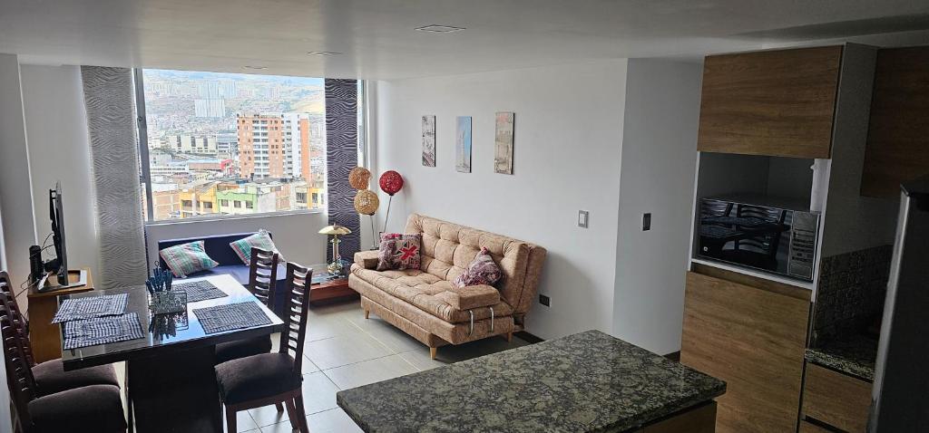sala de estar con sofá y mesa en Apartamento amoblado con excelente ubicación en Pasto, en Pasto