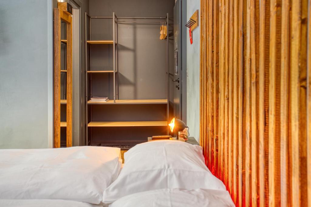 1 dormitorio con cama y estante para libros en Alaïa Lodge, en Crans-Montana