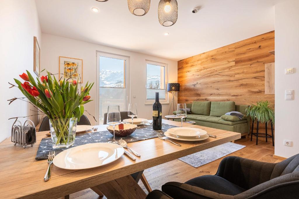 comedor y sala de estar con mesa de madera en Ferienwohnung Kerstin en Bad Mitterndorf