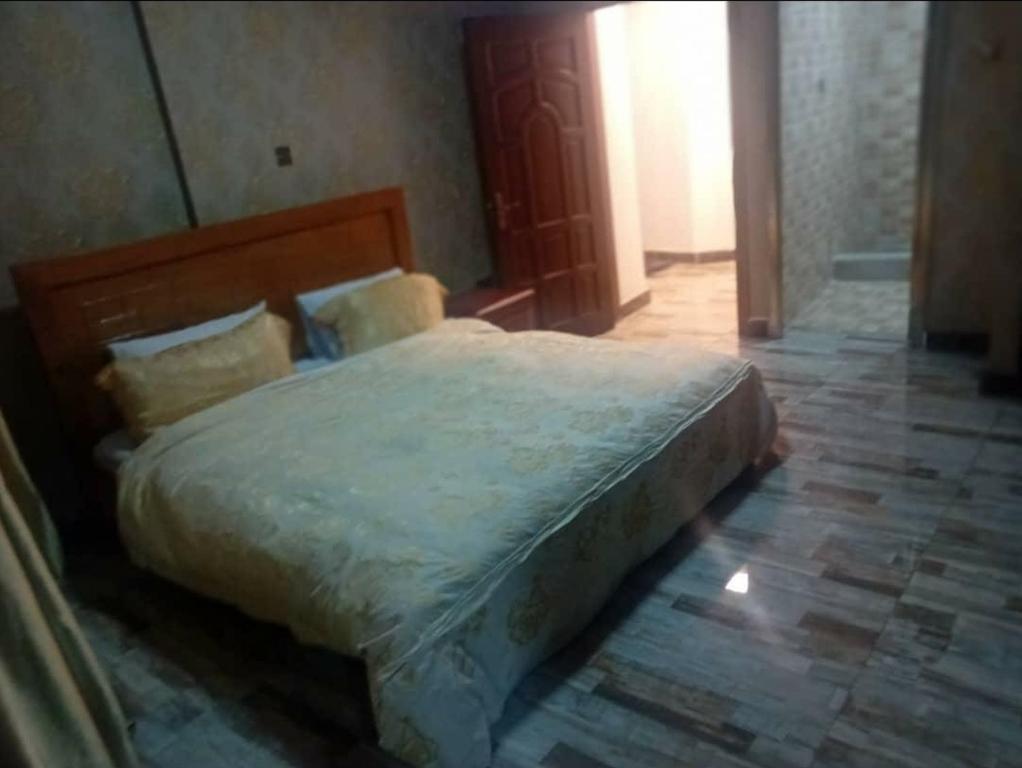 - une chambre avec un grand lit dans l'établissement Victorus Homes, à Freetown
