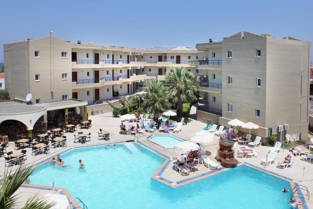 een uitzicht over een zwembad in een hotel bij Sea Melody Beach Hotel Apartments in Ialyssos