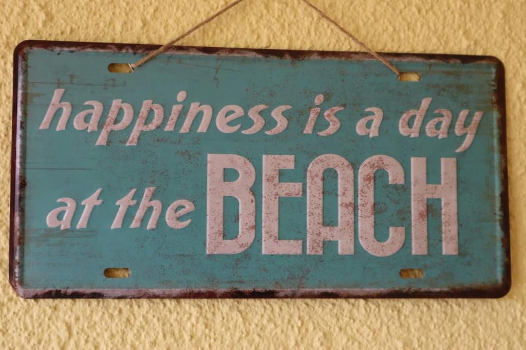 Una señal que dice que la felicidad es un día en la playa en Casa Nostra on the beach, Almenara, en Almenara