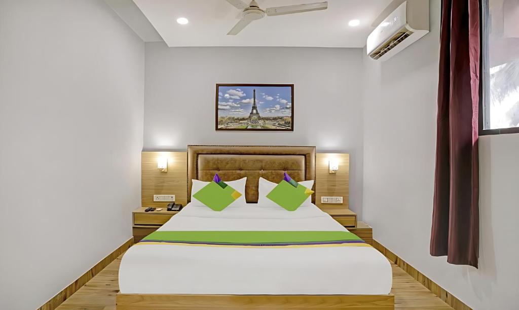 ムンバイにあるZARA GRAND HOTELのベッドルーム1室(大型ベッド1台付)