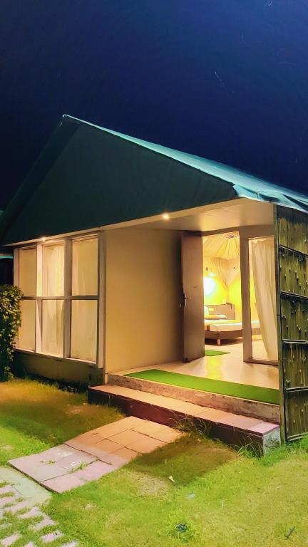 Gedung tempat tenda glamping berlokasi