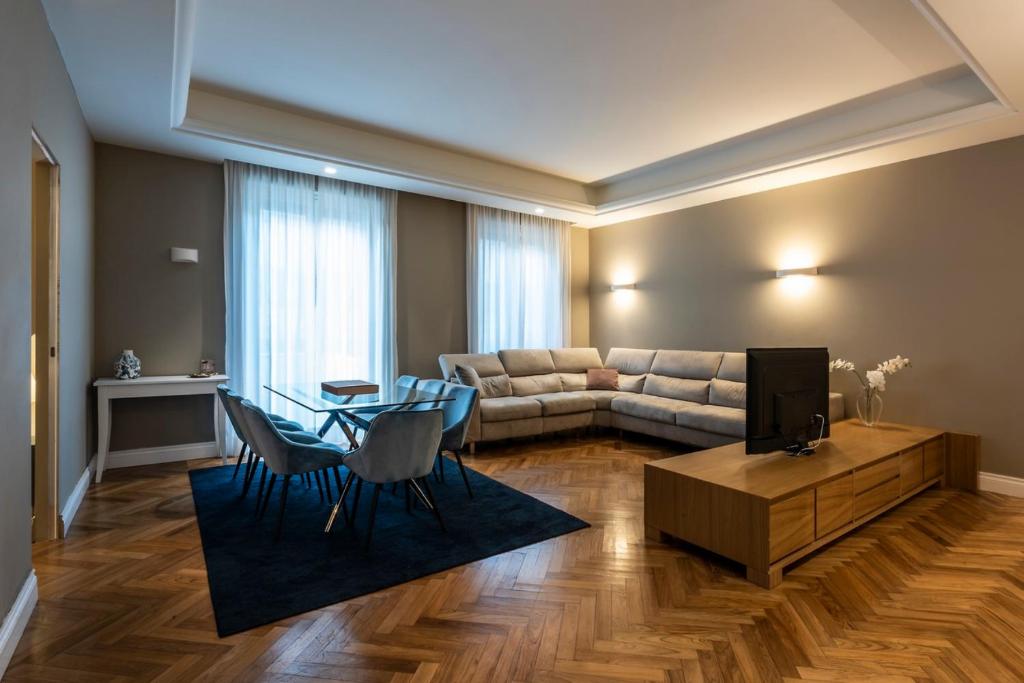 sala de estar con sofá y mesa en Heart Milan Apartments Sforza Duomo, en Milán