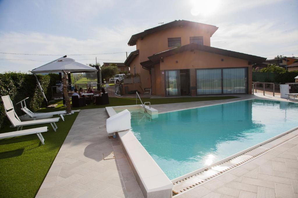 Spina的住宿－IL FIORE DI SPINA，房屋前的游泳池
