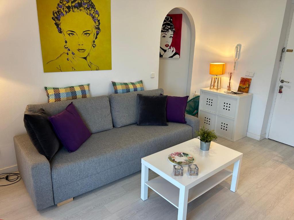 salon z kanapą i stołem w obiekcie Balcón de Estepona w mieście Estepona