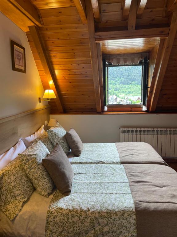Postel nebo postele na pokoji v ubytování Hostal Escuils