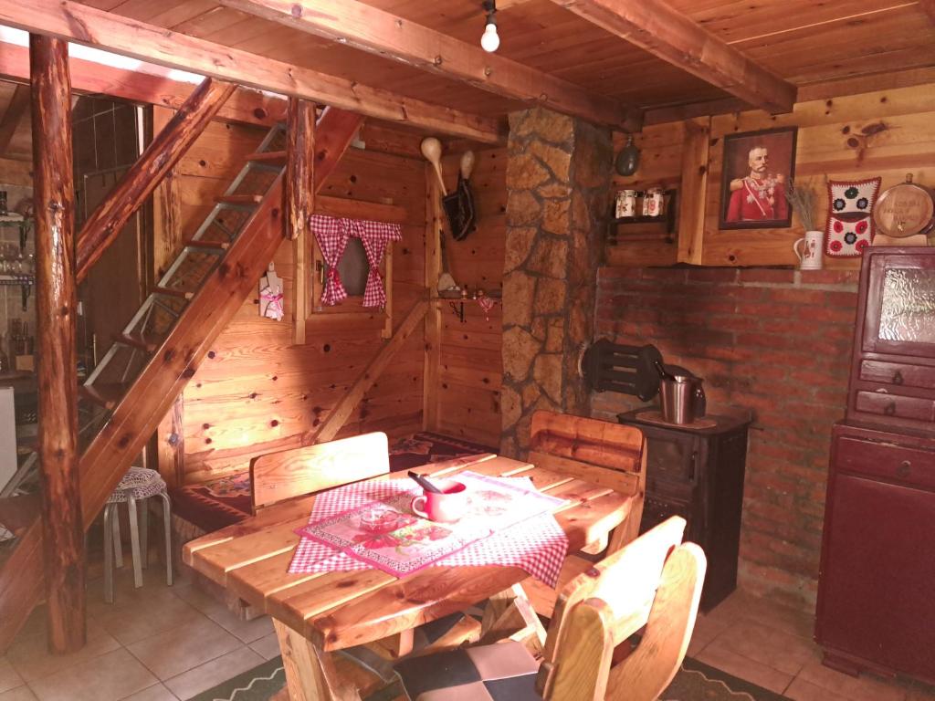 Fotografija u galeriji objekta Koljeba Ikica i Makica u Bajinoj Bašti