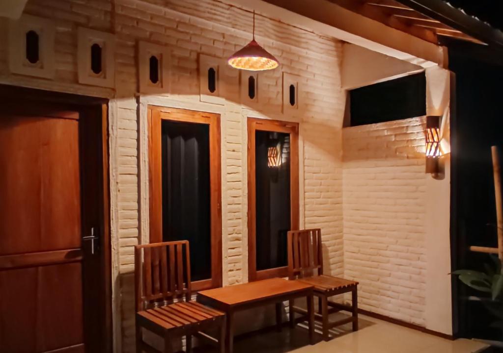 TV a/nebo společenská místnost v ubytování Sarang Walet Homestay