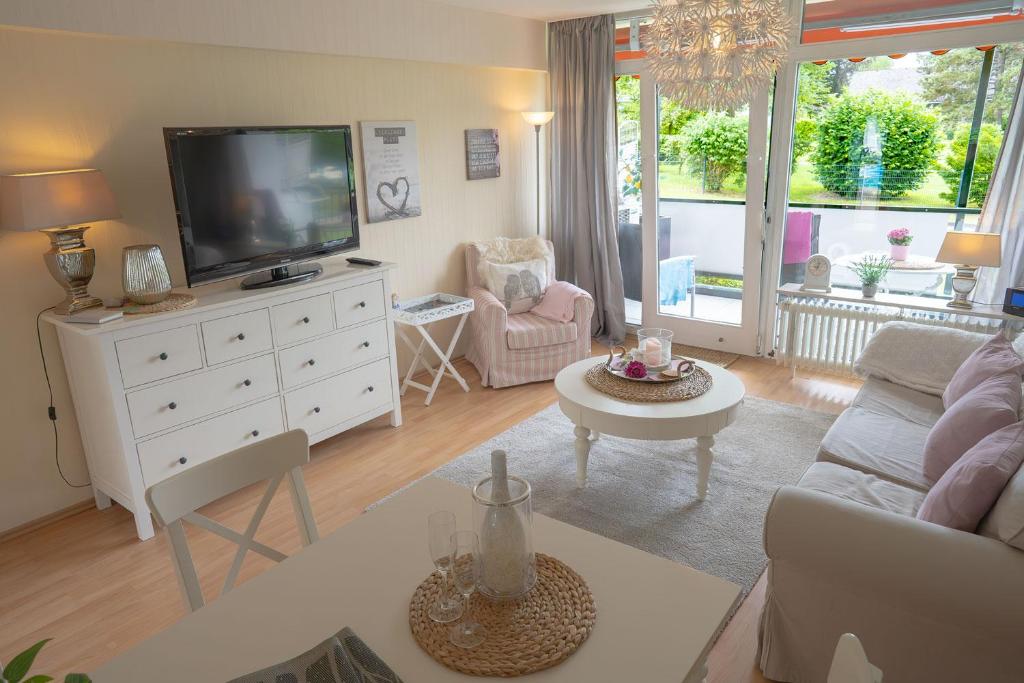 TV a/nebo společenská místnost v ubytování Schwalbennest - Hundefreundlich, Sauna, Pool, Dachterrasse, See & Natur