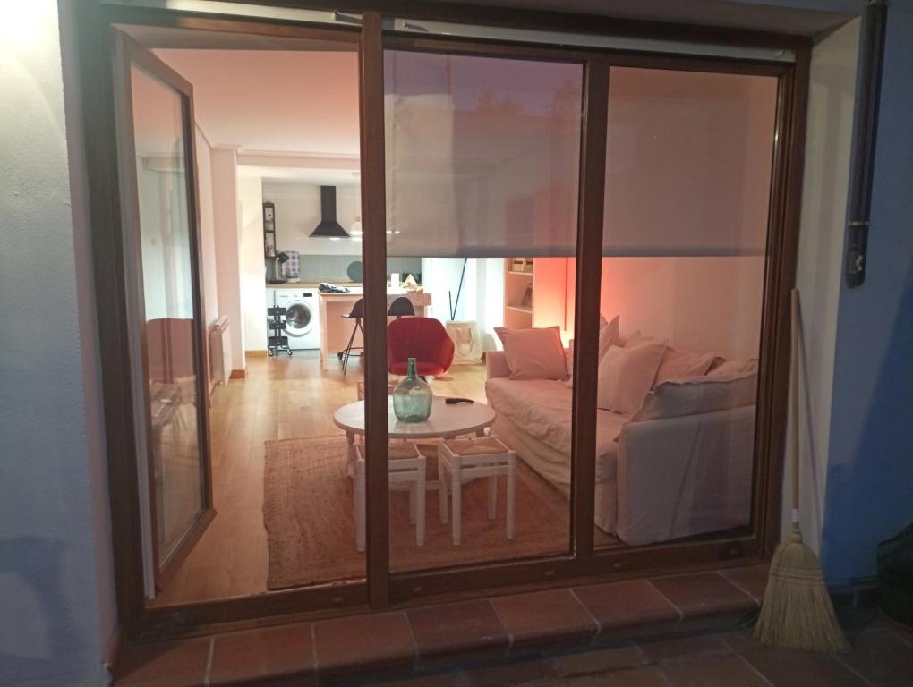 een woonkamer met een bank en een tafel bij Apartamento con terraza in Comillas