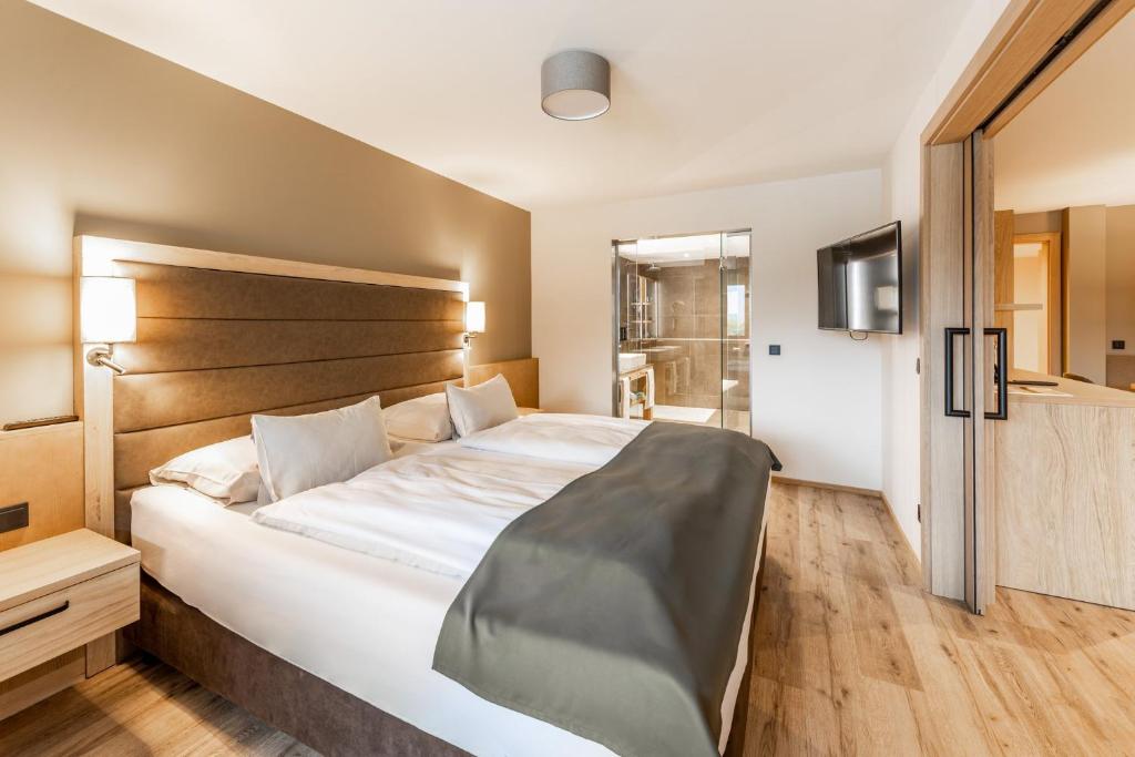 Postel nebo postele na pokoji v ubytování Das Bayrischzell Familotel Oberbayern