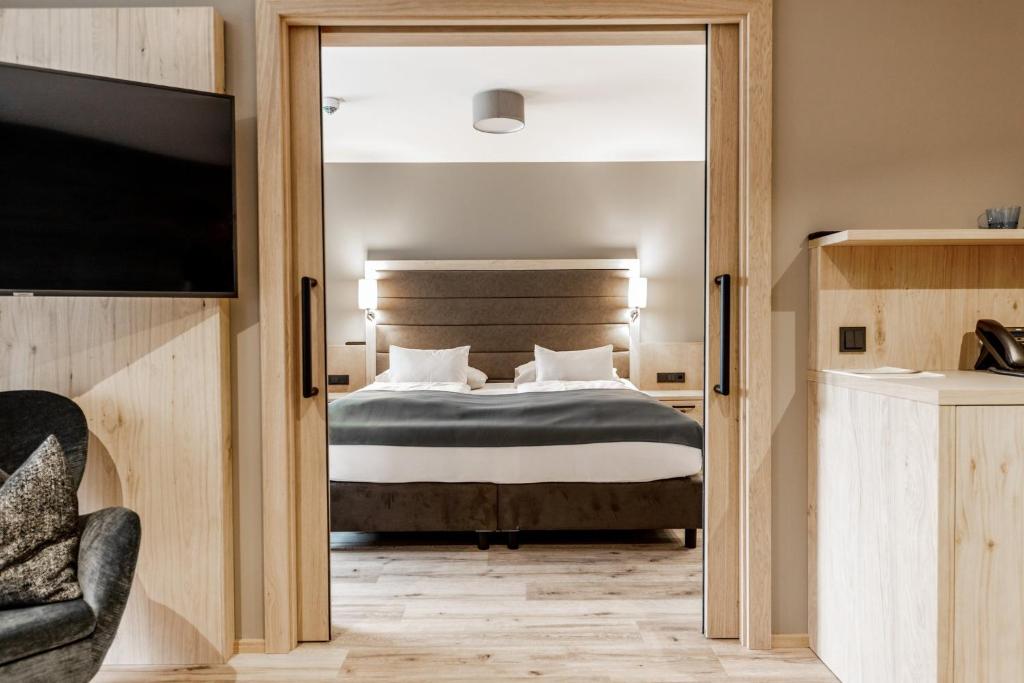Postel nebo postele na pokoji v ubytování Das Bayrischzell Familotel Oberbayern