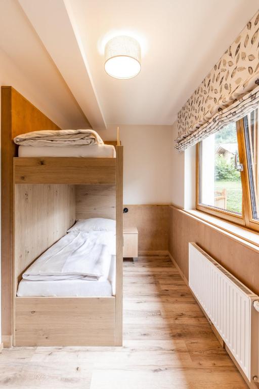 Postel nebo postele na pokoji v ubytování Das Bayrischzell Familotel Oberbayern