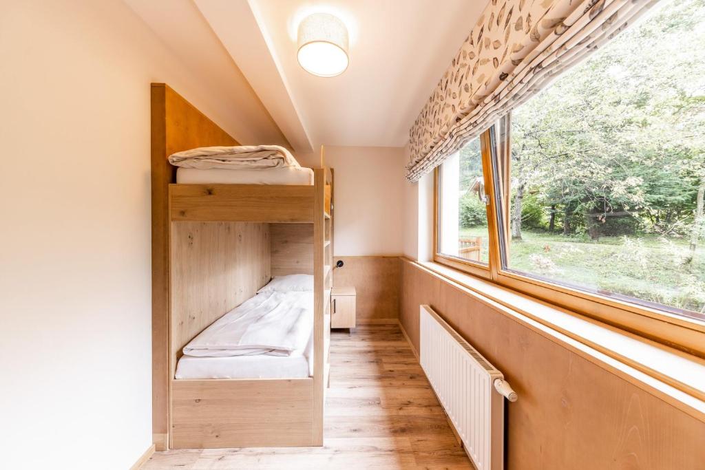 Postel nebo postele na pokoji v ubytování Das Bayrischzell Familotel Oberbayern