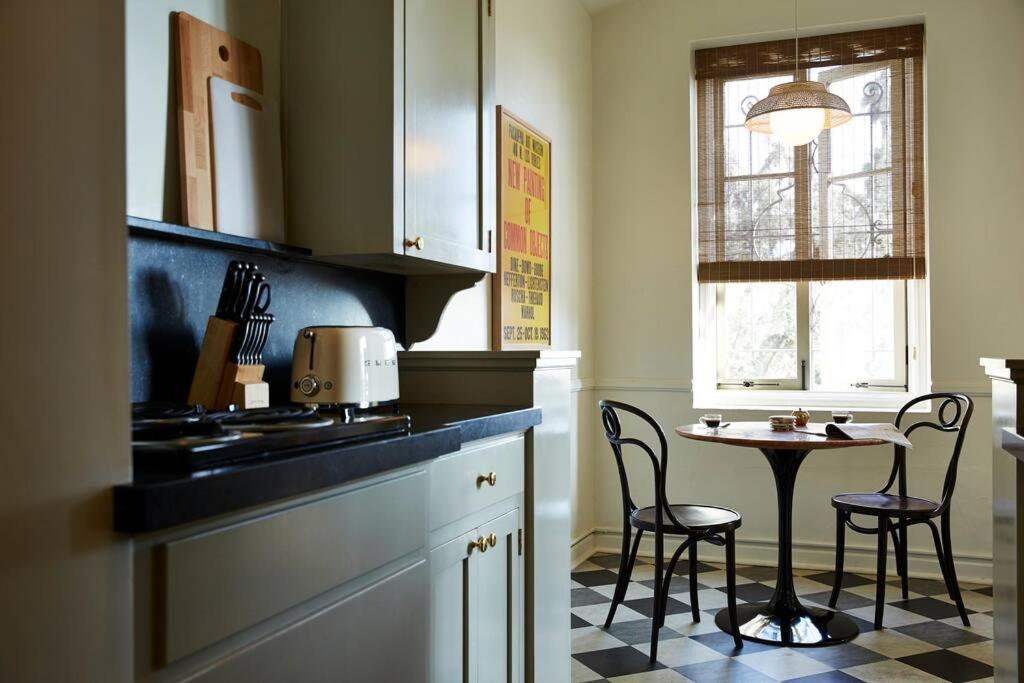 uma cozinha com mesa e cadeiras ao lado de um balcão em Cozy Studio With Franklin Village View - 30 Day Minimum Stay em Los Angeles