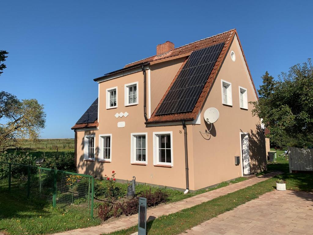 a house with solar panels on the roof at Ferienwohnung Tanja in Lassan