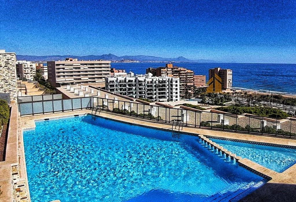 The swimming pool at or close to Bungalow en primera línea del mar