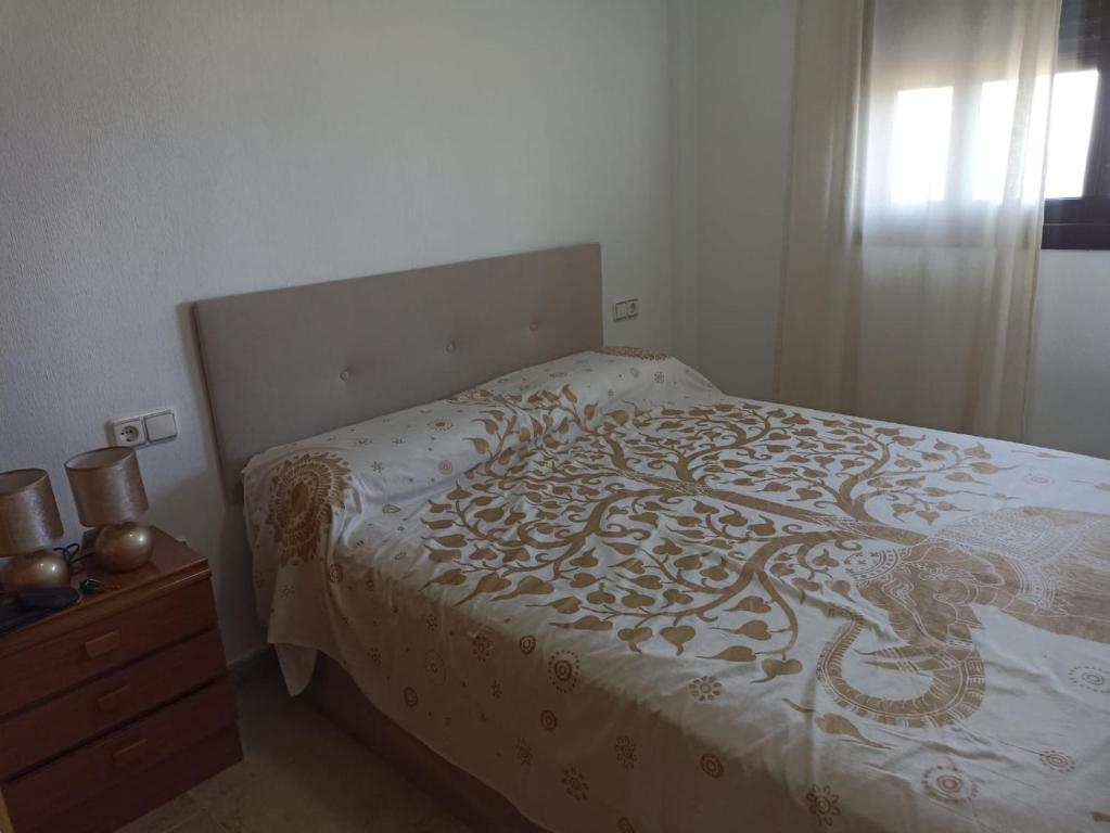 A bed or beds in a room at Bungalow en primera línea del mar