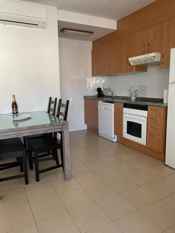 Kuchyň nebo kuchyňský kout v ubytování Apartamento en la playa de Riumar