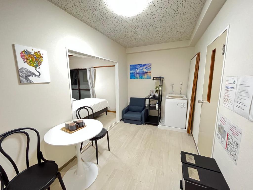 um quarto com uma mesa e cadeiras e uma cama em Nearest ASAKUSA station have Elevator Ginza 17min Ueno 5min Shibuya 34min omotesanto 30min em Tóquio