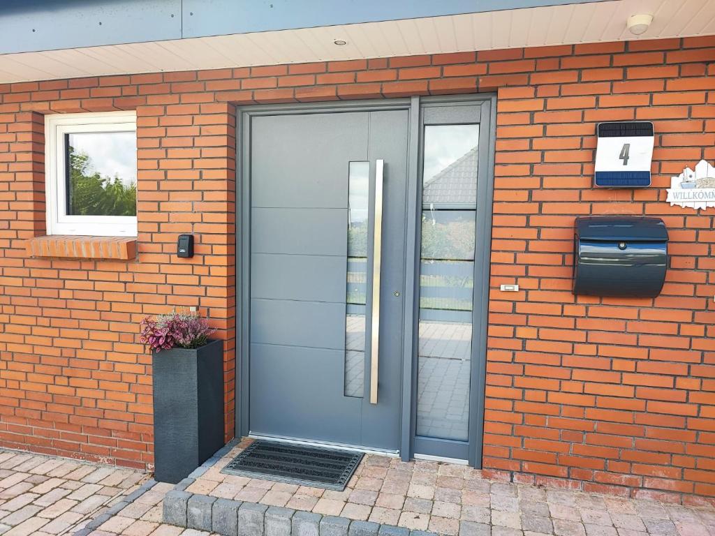 a glass door on a brick building with a mailbox at Ferienwohnung in Niebüll, Kreis Nordfriesland in Niebüll