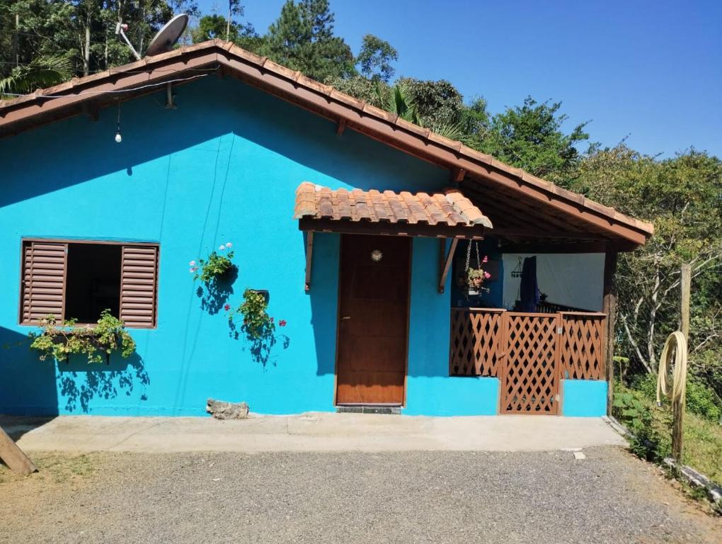 dom z niebieską fasadą w obiekcie Casa Aconchegante na Roça - Roseli w mieście São Francisco Xavier