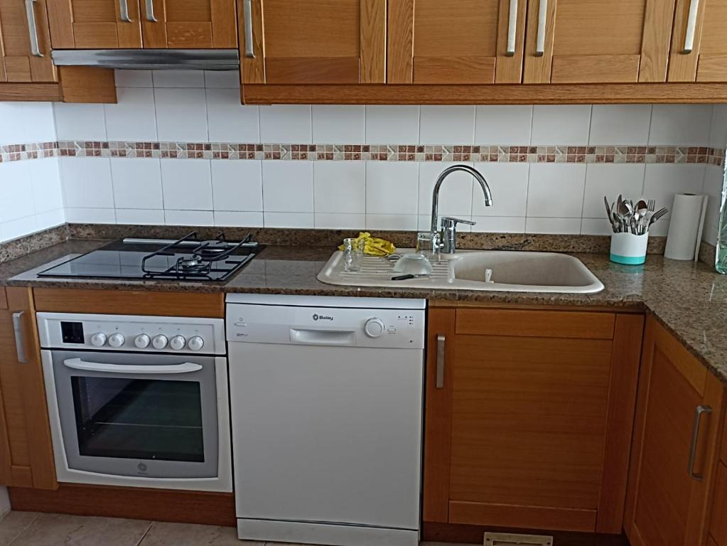 A kitchen or kitchenette at Bungalow en primera línea del mar