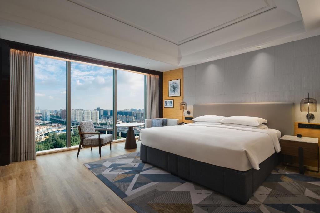 Postel nebo postele na pokoji v ubytování Sheraton Shanghai Pudong Riverside