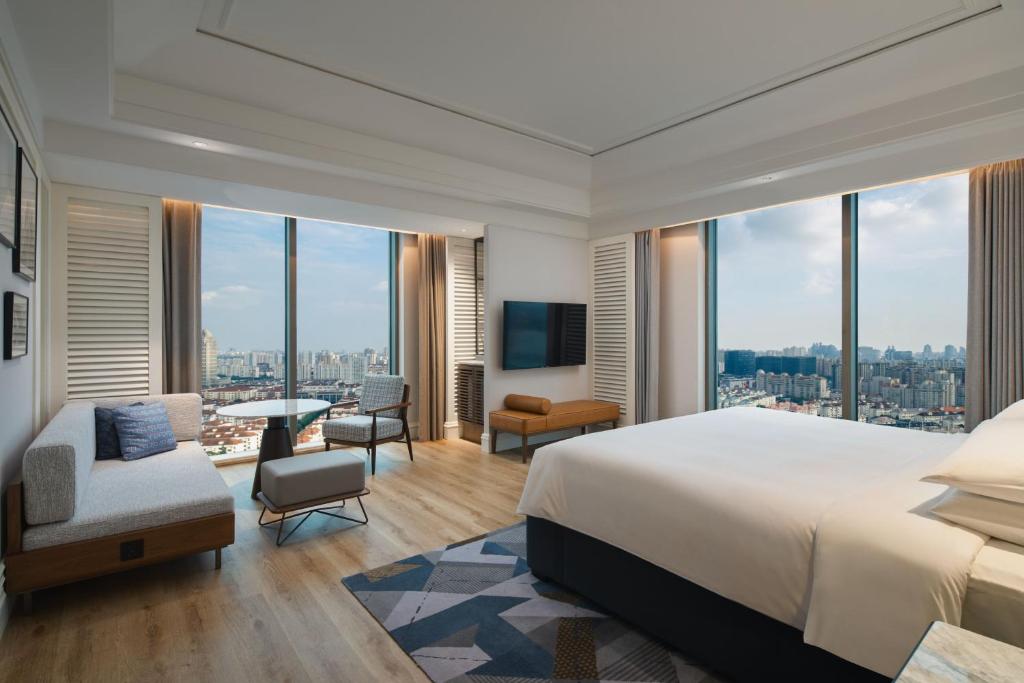 Postel nebo postele na pokoji v ubytování Sheraton Shanghai Pudong Riverside