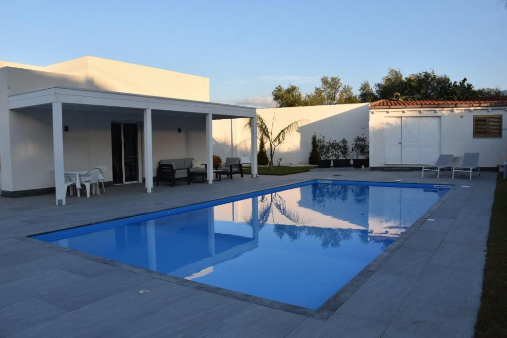 Bazén v ubytování Villa dei Pioppi Deluxe nebo v jeho okolí