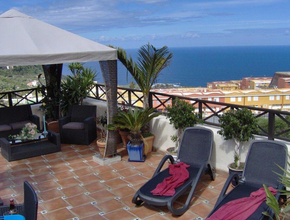a balcony with chairs and a view of the ocean at Apartamentos-Monasterio-de-San-Antonio-Guenstiges-Apartment-zur-Strasse in Icod de los Vinos