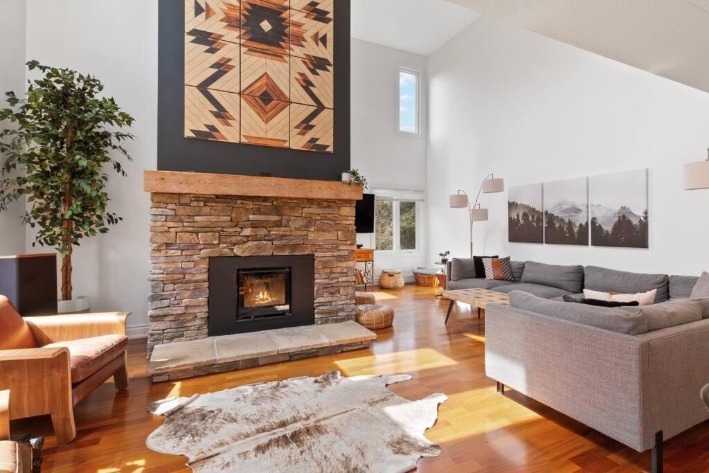 Modern/Rustic 2 Story Condo/3 Min Walk to Village main image.