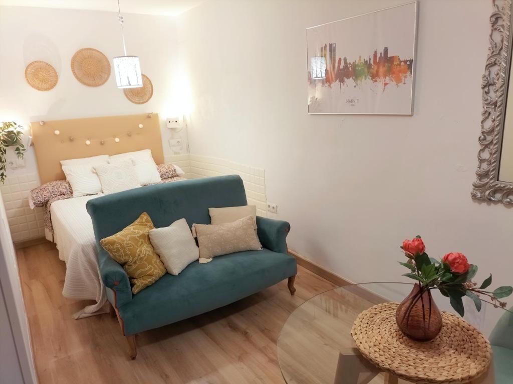 salon z kanapą i łóżkiem w obiekcie El Majo de Vallecas w Madrycie