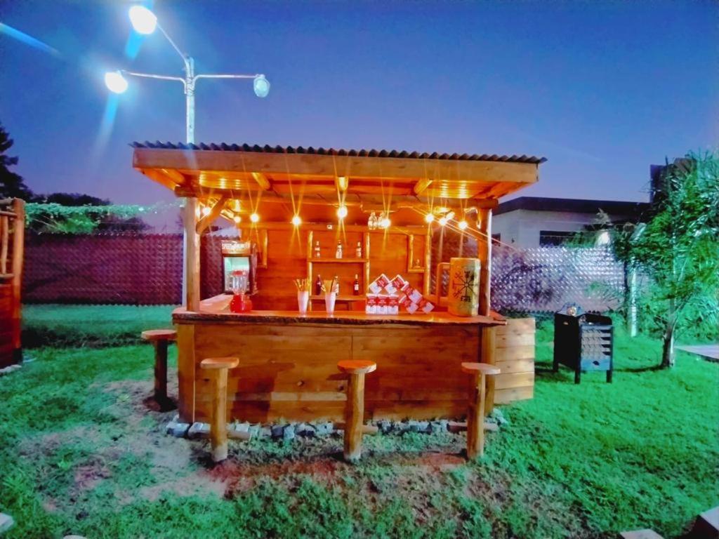 um gazebo com luzes acesas num quintal em Casa quinta em General Rodríguez