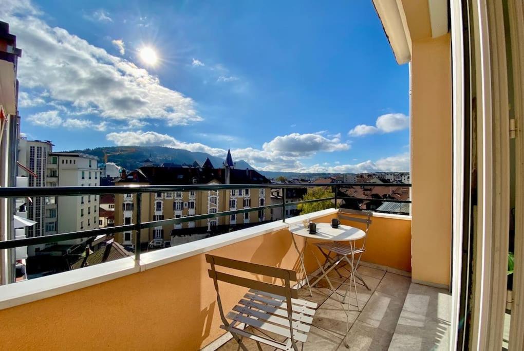 einen Balkon mit Stadtblick in der Unterkunft Toit-terrasse traversant plein centre 100m du lac in Annecy