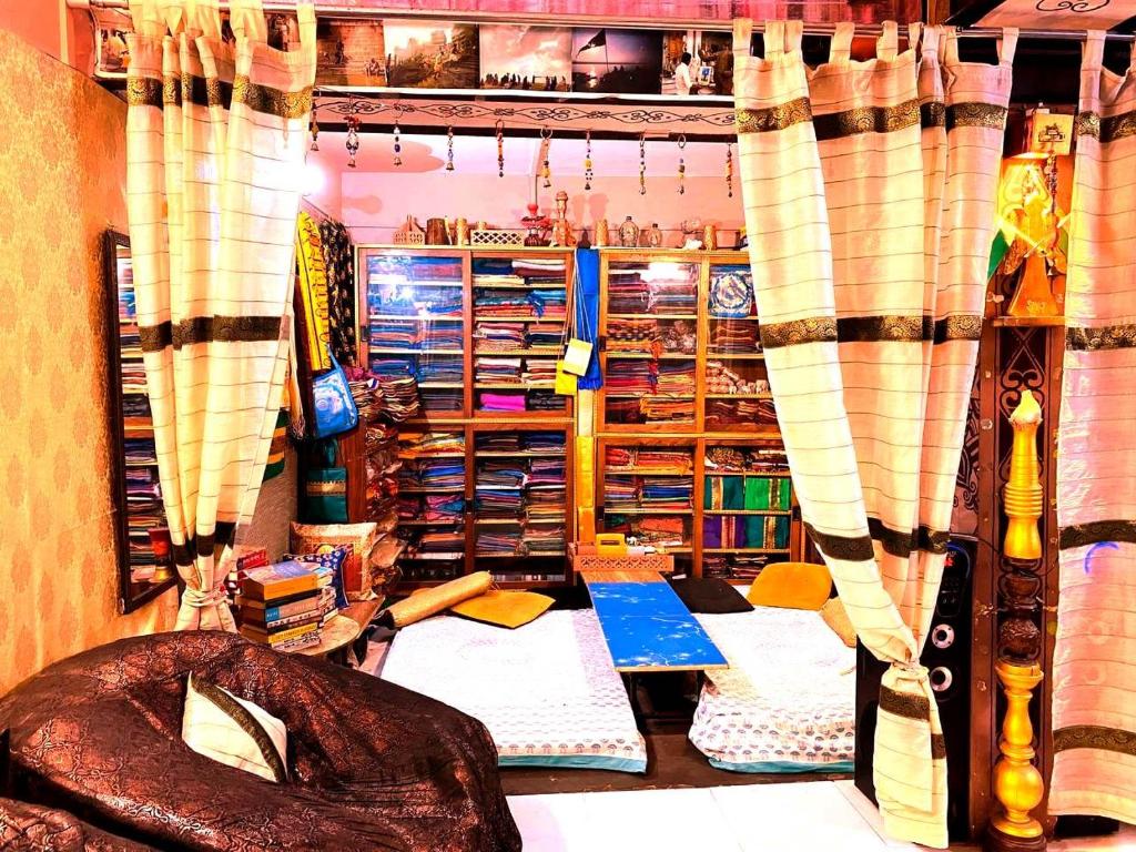 Una habitación llena de muchos libros y cortinas. en Stay Inn Heritage, en Varanasi