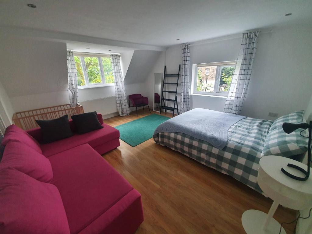sypialnia z kanapą, łóżkiem i stołem w obiekcie Beautiful house in the heart of a golf course. w Manchesterze