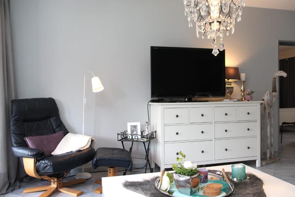 TV a/nebo společenská místnost v ubytování Fichtenwald - Hundefreundlich, Sauna, Pool, Dachterrasse, Wald & See